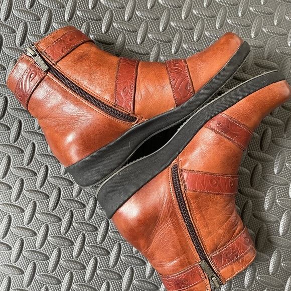 Leather Ankle boots with inside zippers and floral patterns - Picture 2 of 14